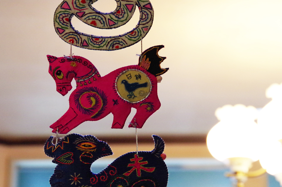 馬にヤタガラス